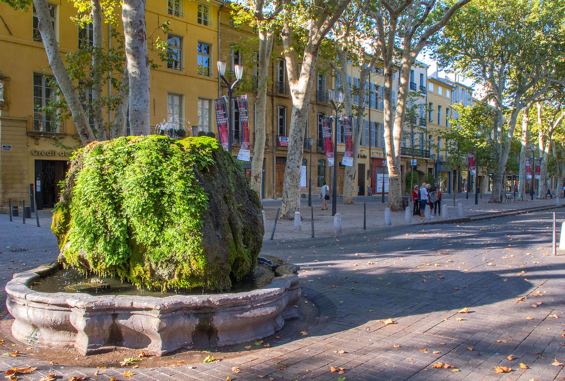week end à aix : fontaine moussue sur le cours mirabeau